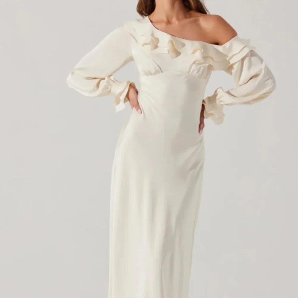 ASTR the Label Coraline Satin Midi Dress - Picture 3 of 5